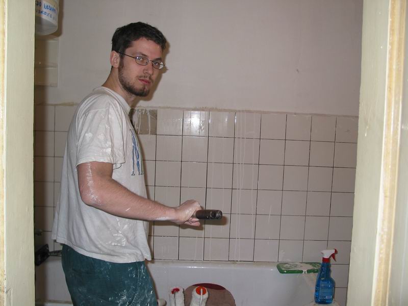 Pejsek prasí koupelnu